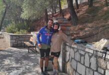 Ιταλοί ποδηλάτες κάτω από το Μαυσωλείο Διστόμου για τους Σφαγιασθέντες από τους Ναζί το 1944