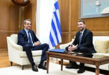 Κυριάκος Μητσοτάκης – Νίκος Ανδρουλάκης: Καλωσόρισμα με …ντολμαδάκια – «Να έχουμε έναν ανοιχτό δίαυλο επικοινωνίας»