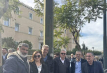 Δήμαρχοι της Βοιωτίας στη διαμαρτυρία έξω από τη Βουλή